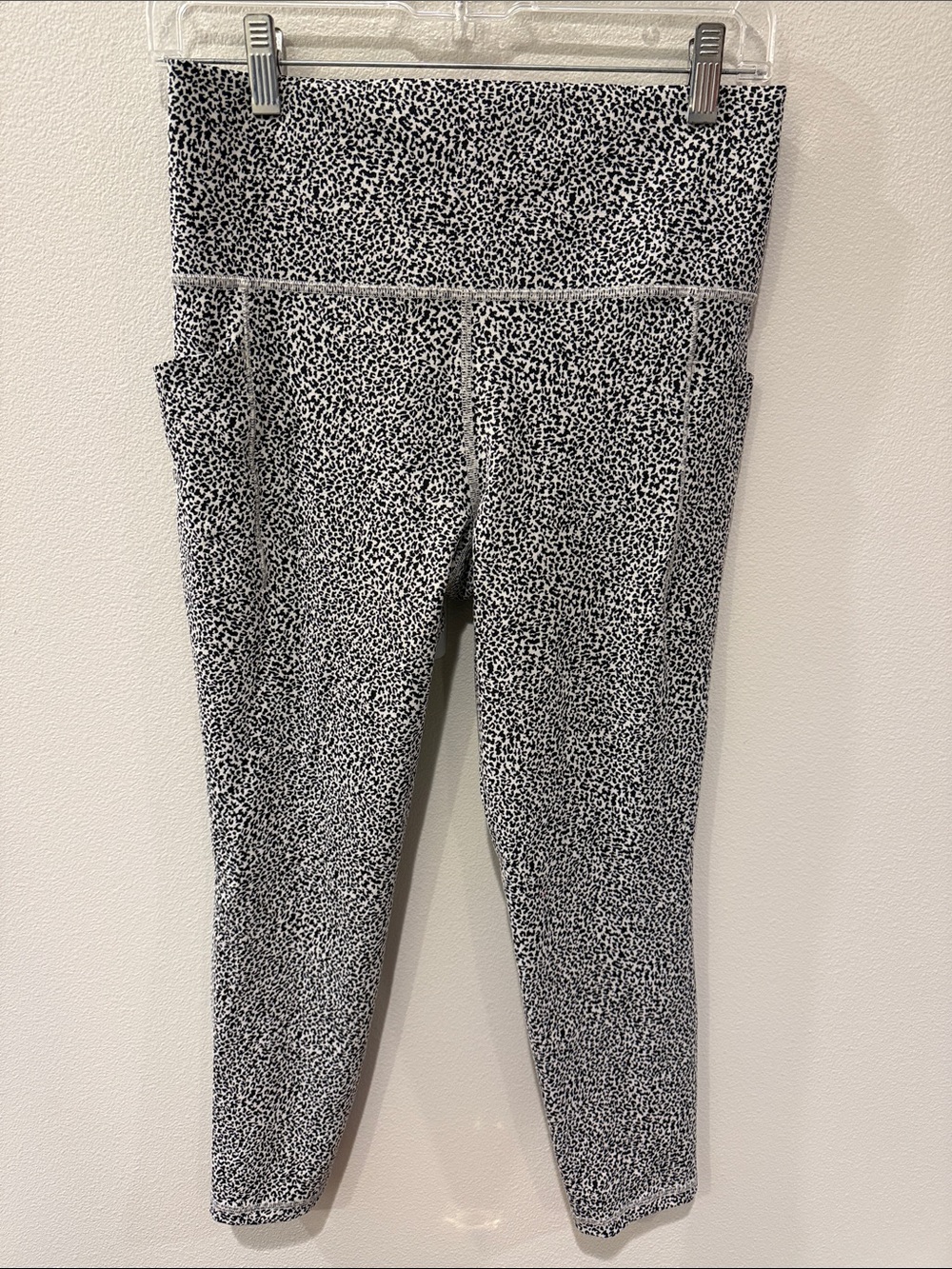 Athleta Salutation Stash II Textured 7/8 Tight Black/Sea Salt Cheetah Print